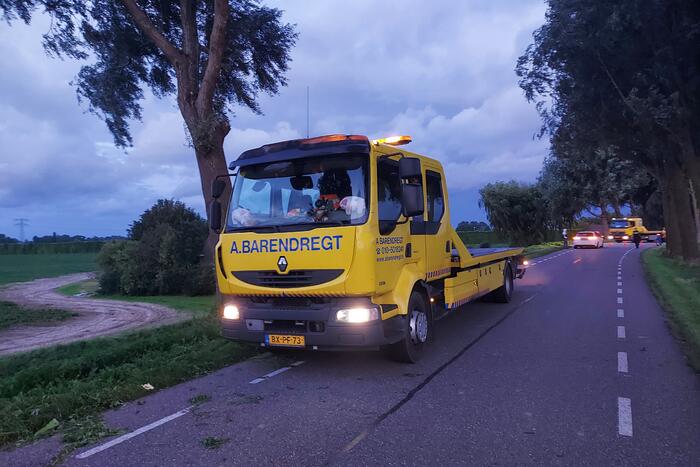 Bestuurder verliest macht over het stuur en botst tegen boom
