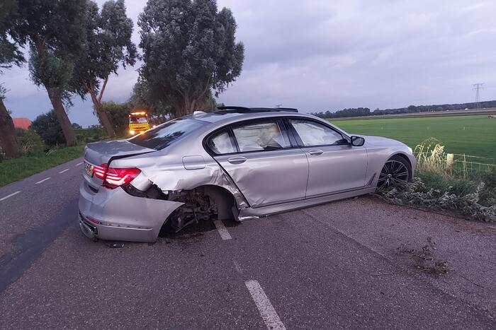 Bestuurder verliest macht over het stuur en botst tegen boom