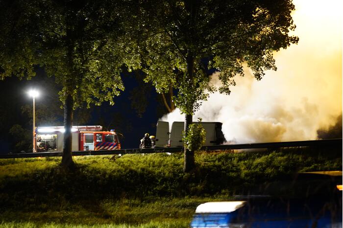 Drie rijbanen afgesloten door brand in bestelbus