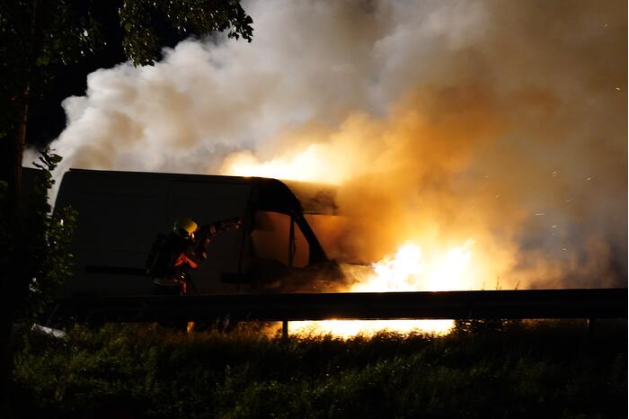 Drie rijbanen afgesloten door brand in bestelbus
