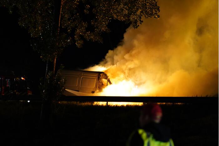 Drie rijbanen afgesloten door brand in bestelbus