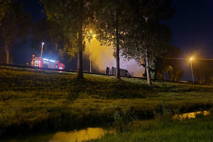 Drie rijbanen afgesloten door brand in bestelbus