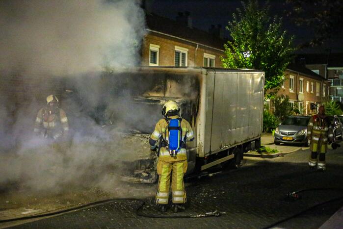 Bestelbus met laadklep total-loss door brand in motorcompartiment