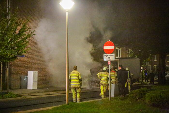 Bestelbus met laadklep total-loss door brand in motorcompartiment