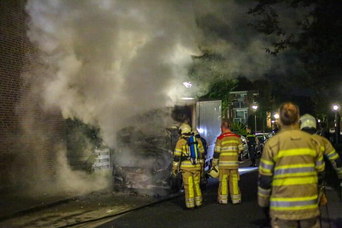 Bestelbus met laadklep total-loss door brand in motorcompartiment