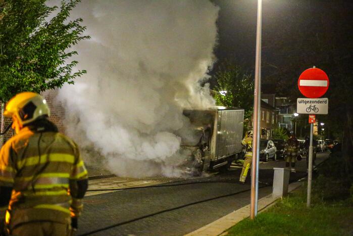 Bestelbus met laadklep total-loss door brand in motorcompartiment