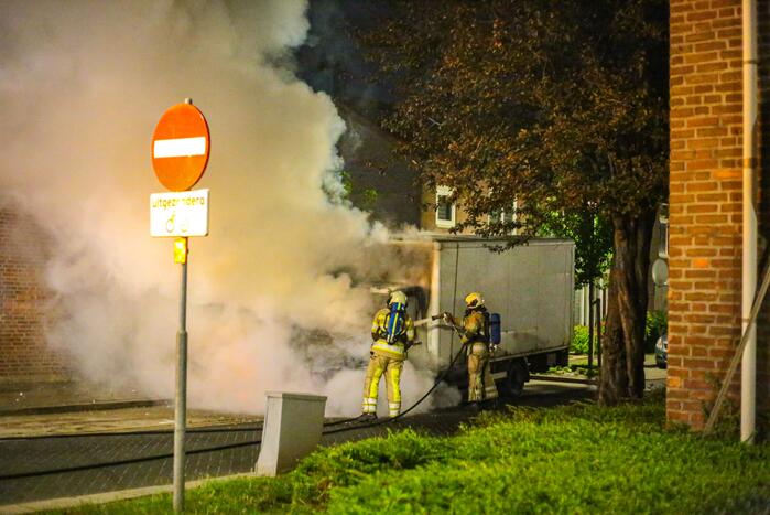 Bestelbus met laadklep total-loss door brand in motorcompartiment