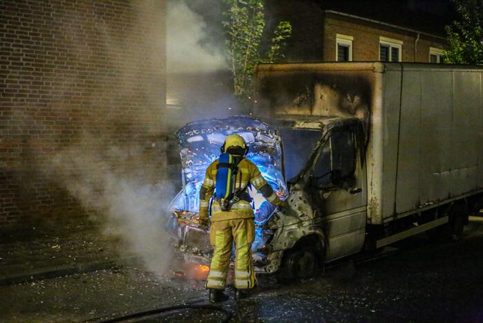 Bestelbus met laadklep total-loss door brand in motorcompartiment