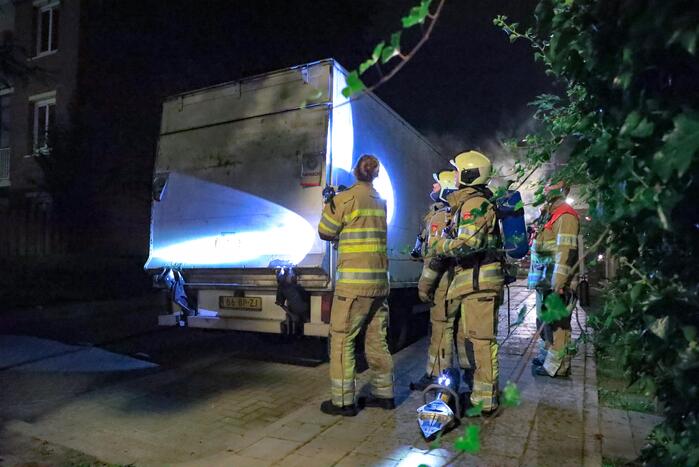 Bestelbus met laadklep total-loss door brand in motorcompartiment