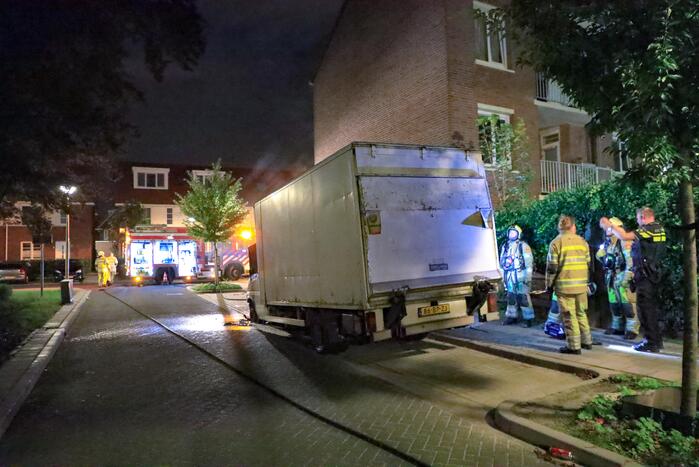 Bestelbus met laadklep total-loss door brand in motorcompartiment