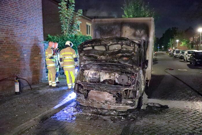 Bestelbus met laadklep total-loss door brand in motorcompartiment