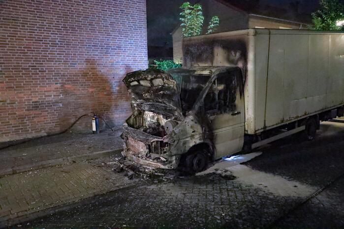 Bestelbus met laadklep total-loss door brand in motorcompartiment