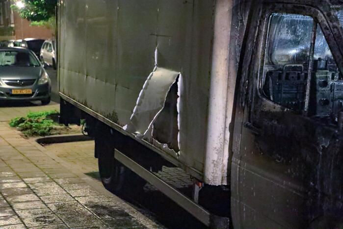 Bestelbus met laadklep total-loss door brand in motorcompartiment