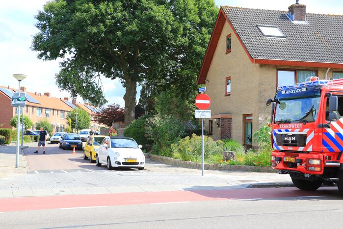 Buurtbewoners halen auto's weg voor gevaarlijk hangende tak