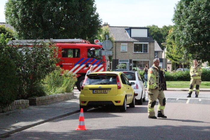 Buurtbewoners halen auto's weg voor gevaarlijk hangende tak