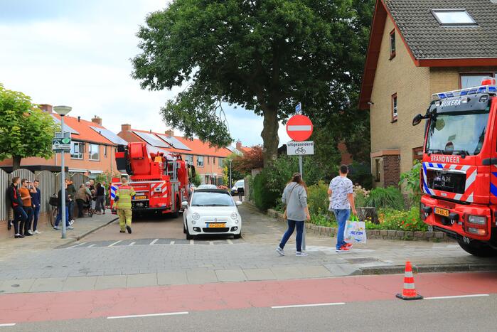 Buurtbewoners halen auto's weg voor gevaarlijk hangende tak