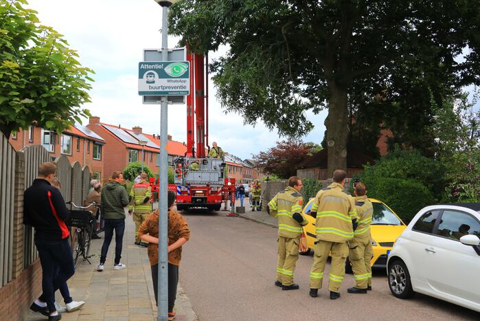 Buurtbewoners halen auto's weg voor gevaarlijk hangende tak