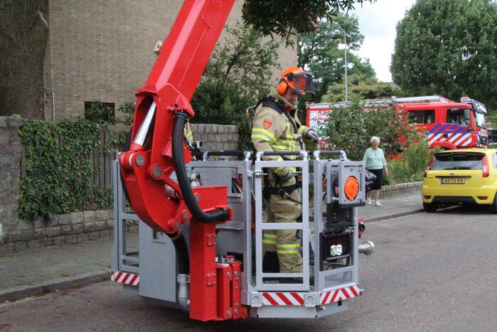 Buurtbewoners halen auto's weg voor gevaarlijk hangende tak