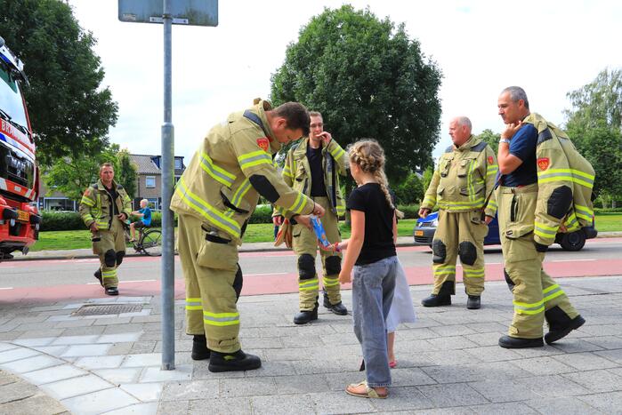 Buurtbewoners halen auto's weg voor gevaarlijk hangende tak