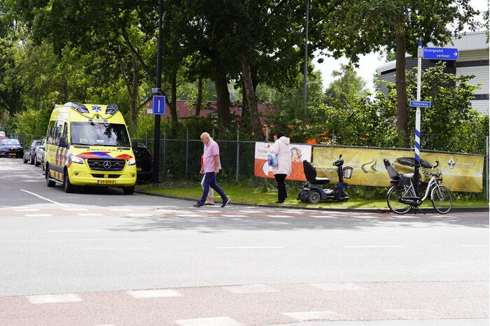 Vrouw op scootmobiel gewond bij aanrijding met auto