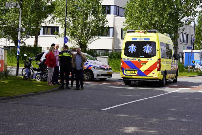 Vrouw op scootmobiel gewond bij aanrijding met auto