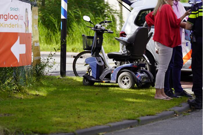 Vrouw op scootmobiel gewond bij aanrijding met auto