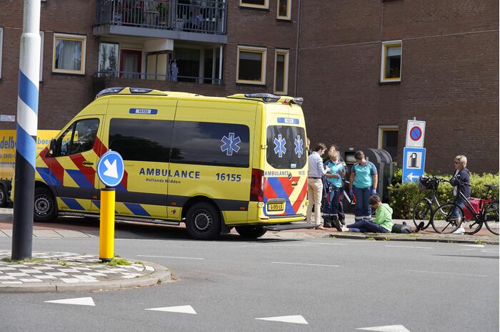 Vrouw op racefiets gaat onderuit