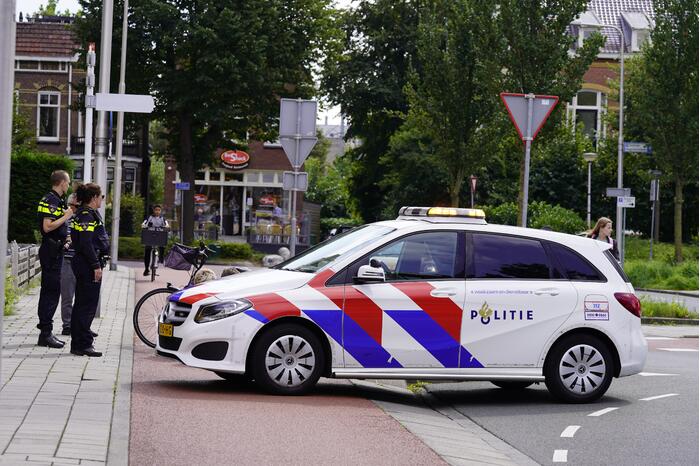 Vrouw op racefiets gaat onderuit