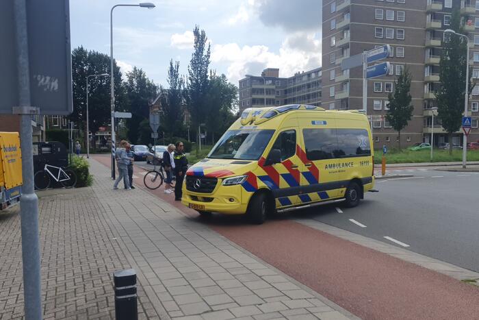 Vrouw op racefiets gaat onderuit