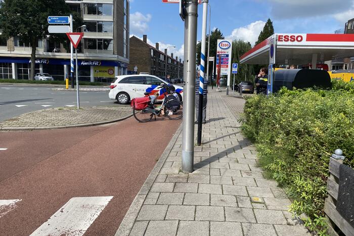 Vrouw op racefiets gaat onderuit