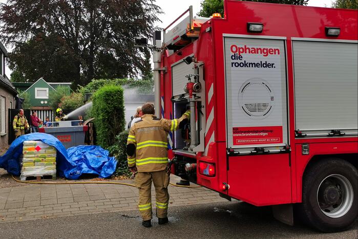 Wegbranden onkruid zorgt voor brand in coniferenhaag