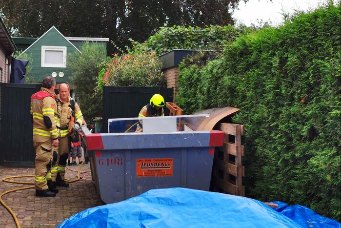 Wegbranden onkruid zorgt voor brand in coniferenhaag