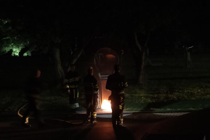 Brandweer blust brand in drie prullenbakken
