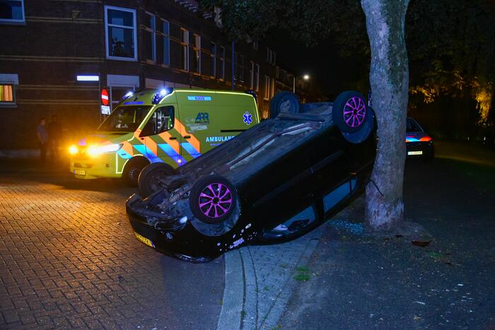 Personenauto raakt ondersteboven na vluchtpoging