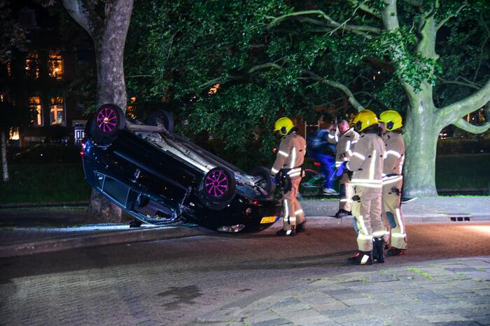 Personenauto raakt ondersteboven na vluchtpoging
