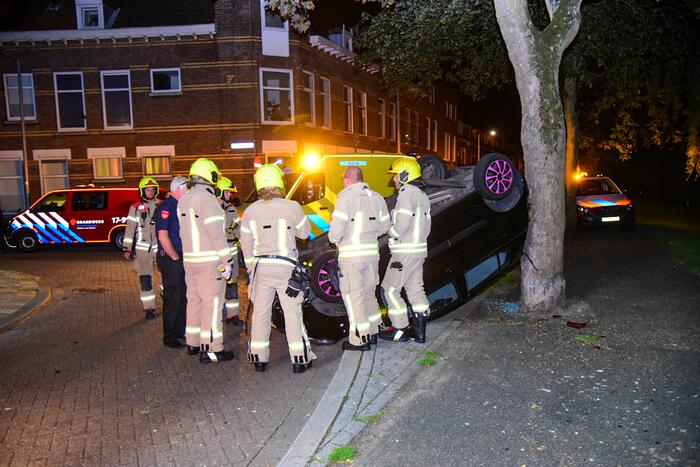 Personenauto raakt ondersteboven na vluchtpoging