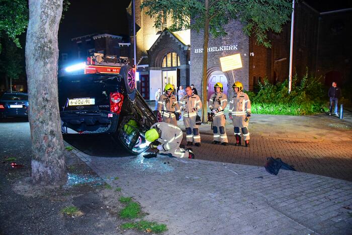 Personenauto raakt ondersteboven na vluchtpoging