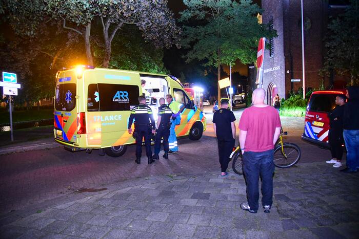 Personenauto raakt ondersteboven na vluchtpoging