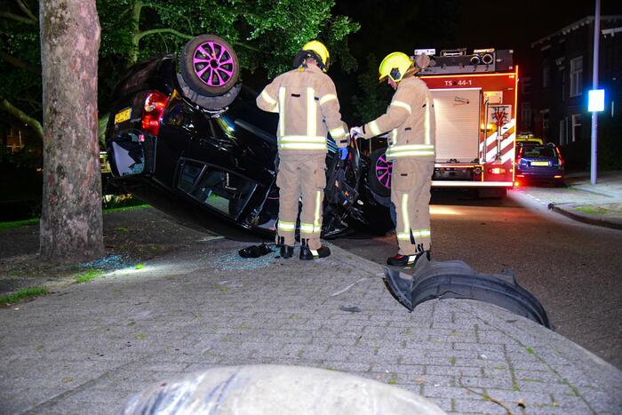Personenauto raakt ondersteboven na vluchtpoging