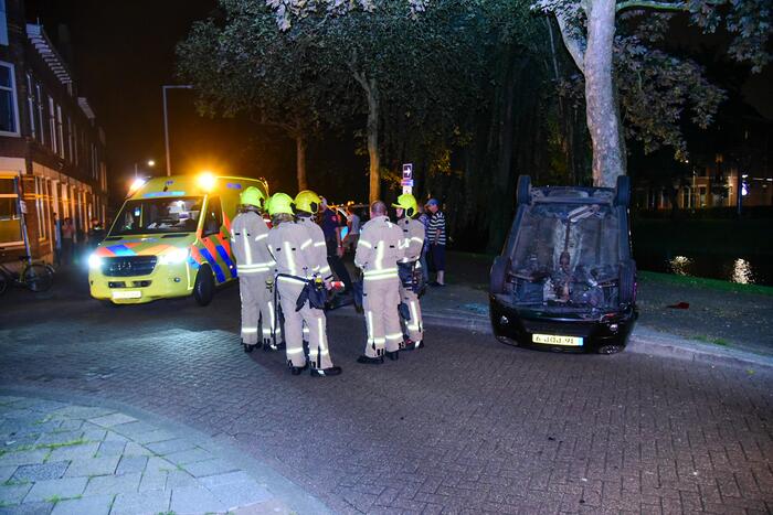 Personenauto raakt ondersteboven na vluchtpoging