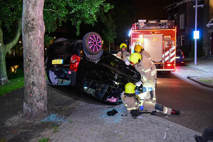 Personenauto raakt ondersteboven na vluchtpoging