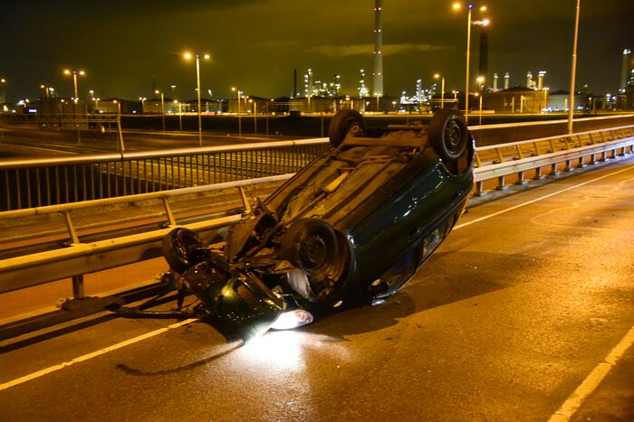 Bestuurder verliest macht over het stuur en raakt ondersteboven