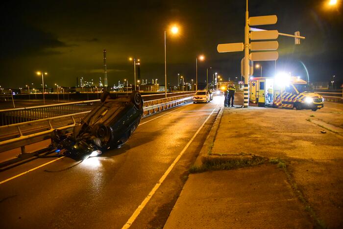 Bestuurder verliest macht over het stuur en raakt ondersteboven