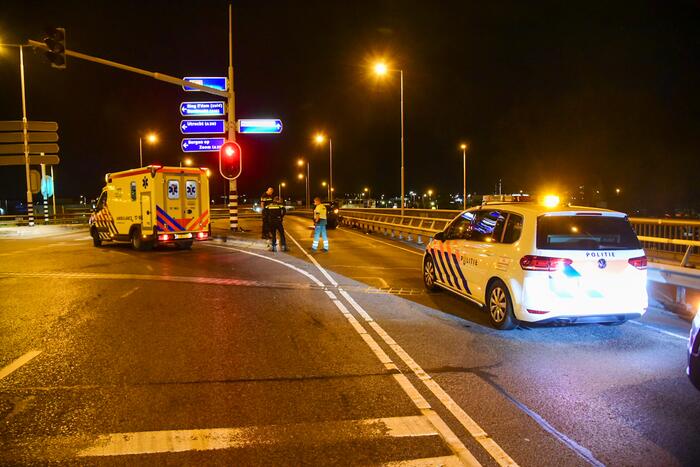 Bestuurder verliest macht over het stuur en raakt ondersteboven