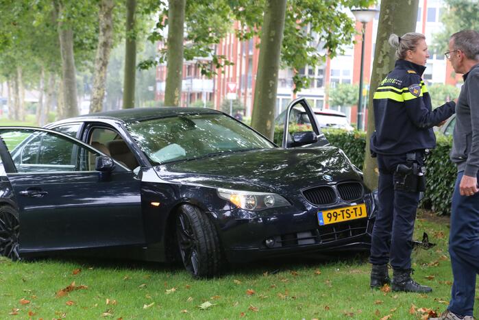 Automobilist botst tegen boom aan