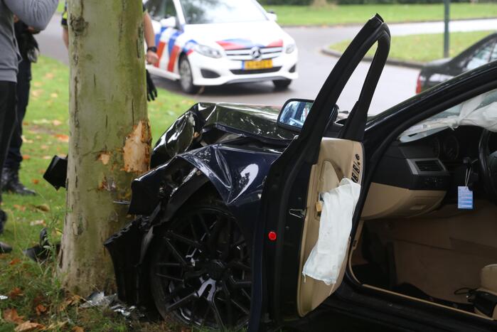 Automobilist botst tegen boom aan