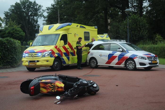 Snorfietser gewond na ongeval met personenauto