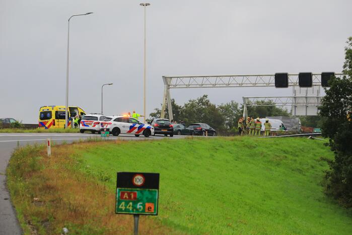 Auto glijdt over vangrail heen en belandt op zijn kop