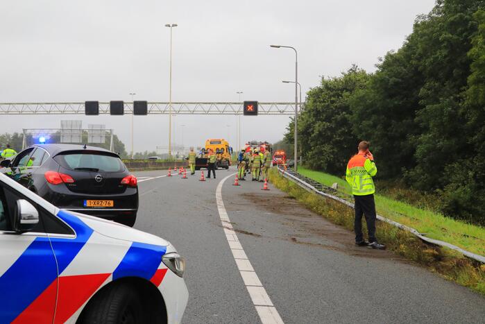 Auto glijdt over vangrail heen en belandt op zijn kop
