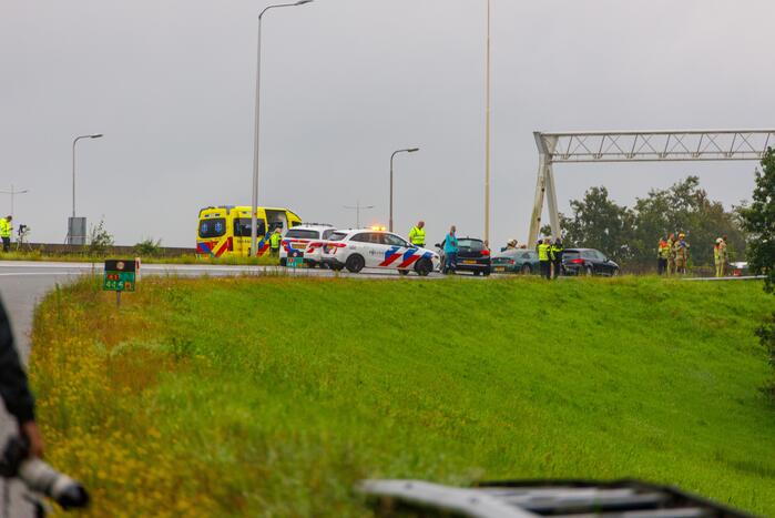 Auto glijdt over vangrail heen en belandt op zijn kop